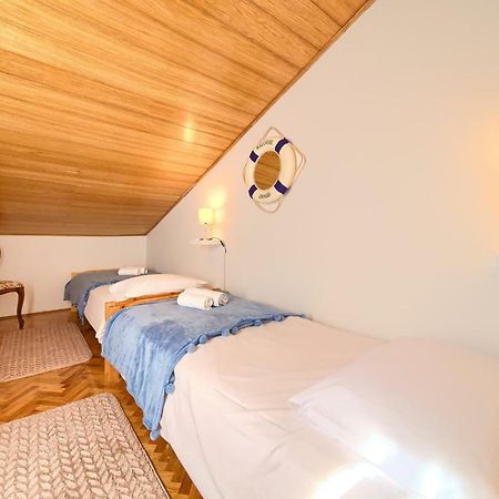 Apartment Galerija By El-Pi Tours Njivice Luaran gambar