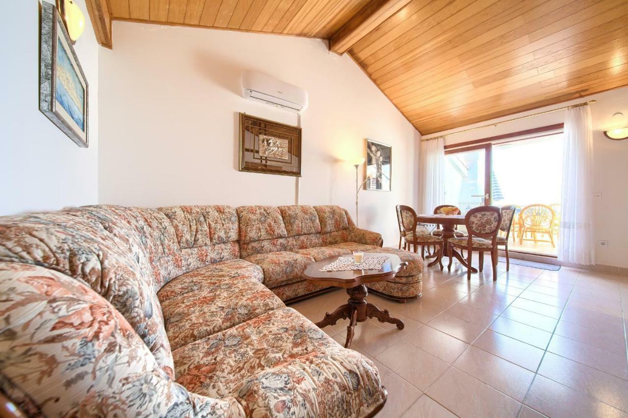 Apartment Galerija By El-Pi Tours Njivice Luaran gambar
