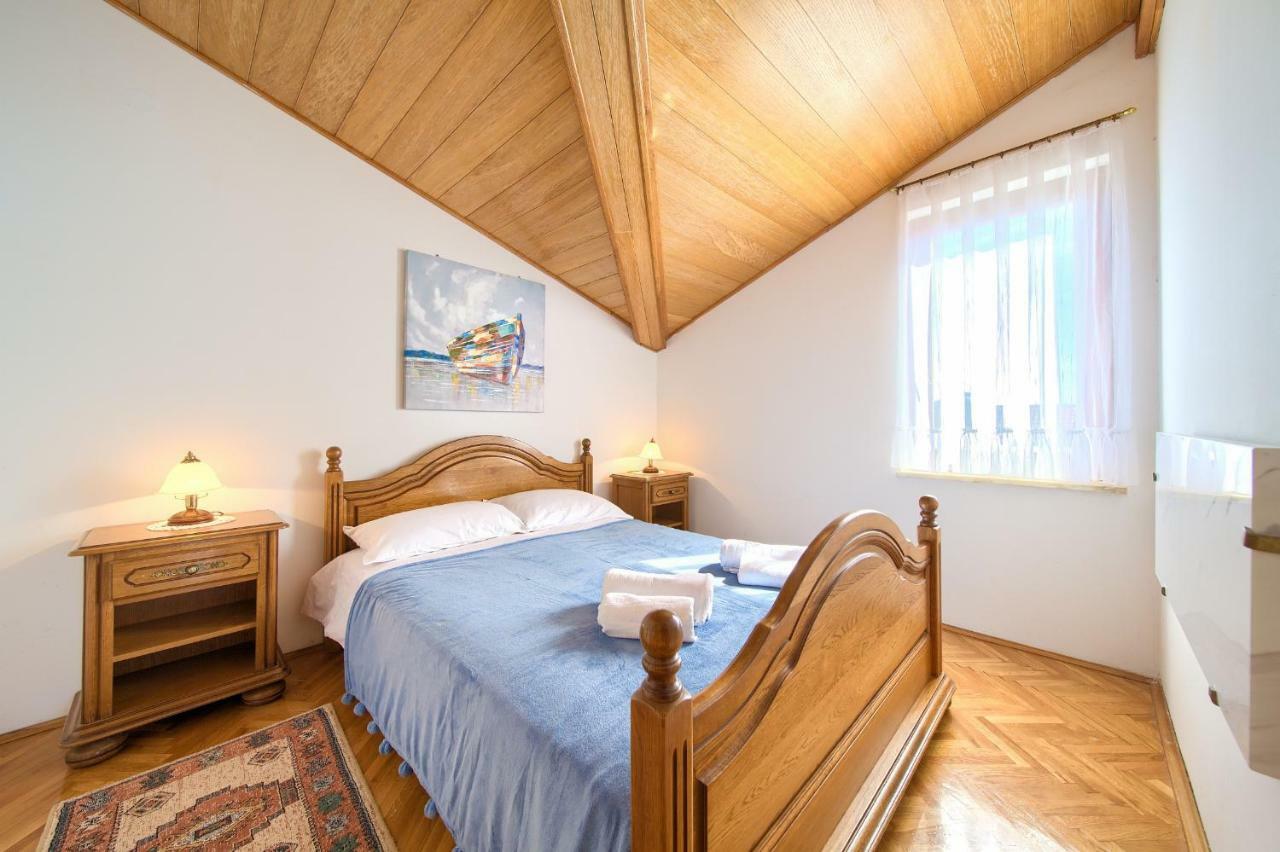 Apartment Galerija By El-Pi Tours Njivice Luaran gambar