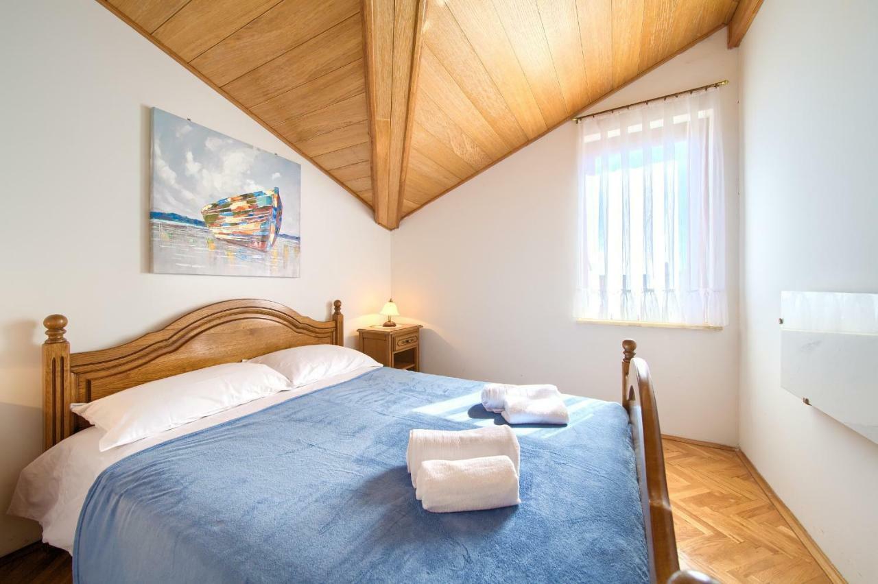 Apartment Galerija By El-Pi Tours Njivice Luaran gambar