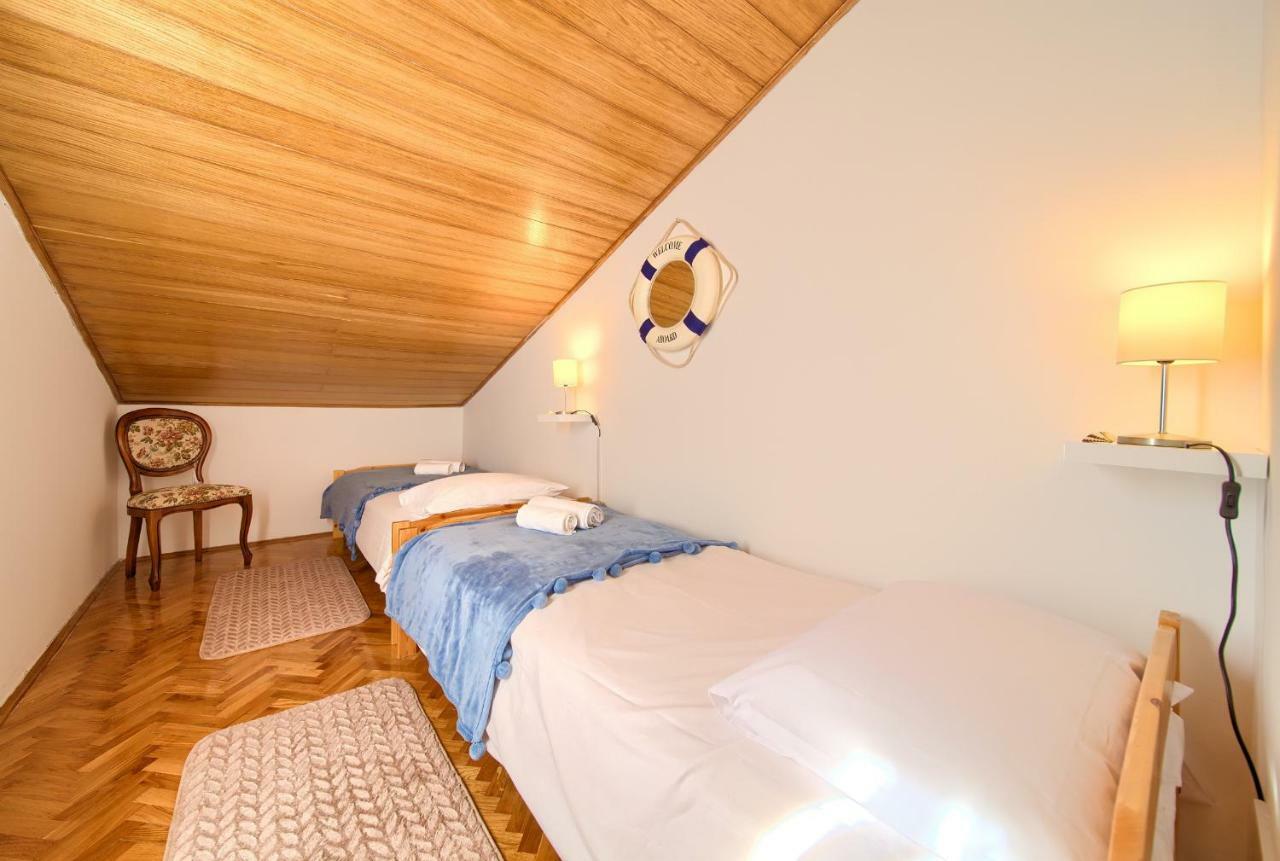 Apartment Galerija By El-Pi Tours Njivice Luaran gambar