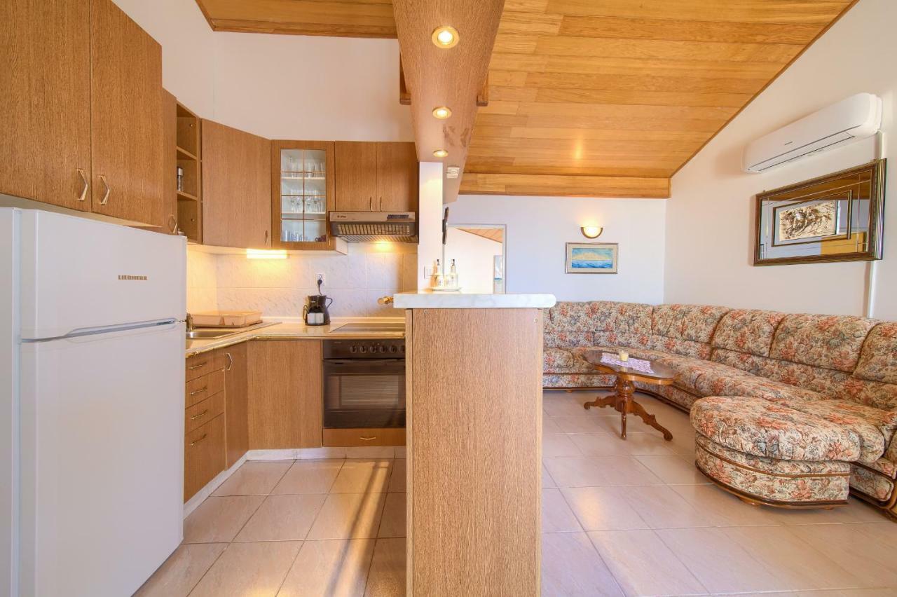 Apartment Galerija By El-Pi Tours Njivice Luaran gambar